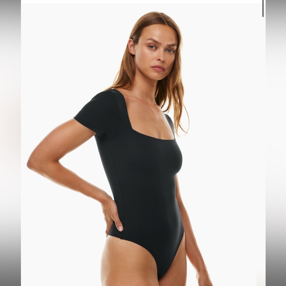 Contour Squareneck Shortsleeve Bodysuit
Squareneck tee bodysuit